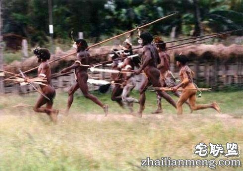 情侣旅游被食人族掳走 女子惨遭食人族轮奸蹂躏