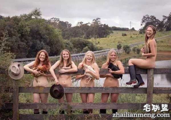 澳洲女大学生集体拍全裸年历 竟是为给农民募捐