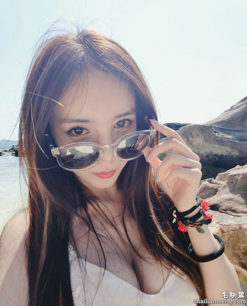 清纯泳装大胸美女曾水度假自拍美照4