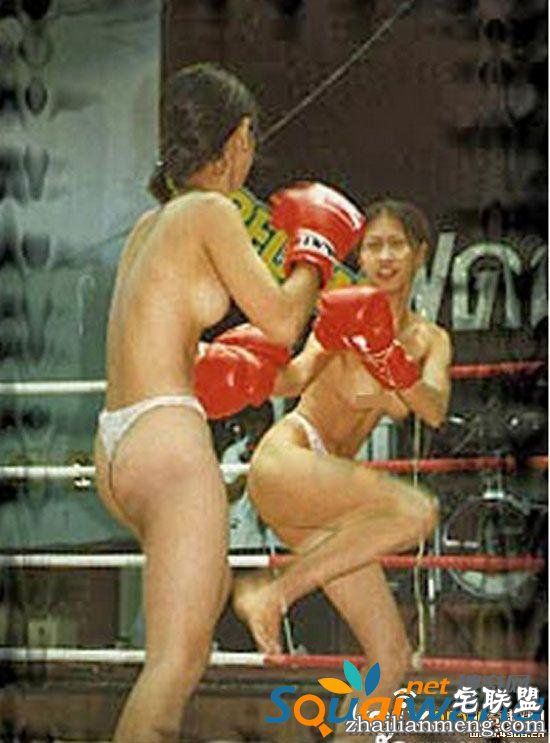 泰国地下女子裸体拳击 露出双乳仅穿内裤进行搏斗