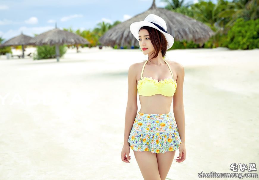 海滩上穿着阳光比基尼的美女们彰显出超赞自信的身材5