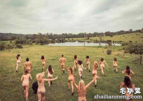 澳洲女大学生集体拍全裸年历 竟是为给农民募捐