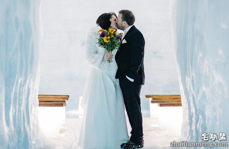 当日,19位宾客在场见证新人在白岩蓝冰间宣誓。一位冰岛民谣歌手,颂唱着新郎祖父写下的歌谣。