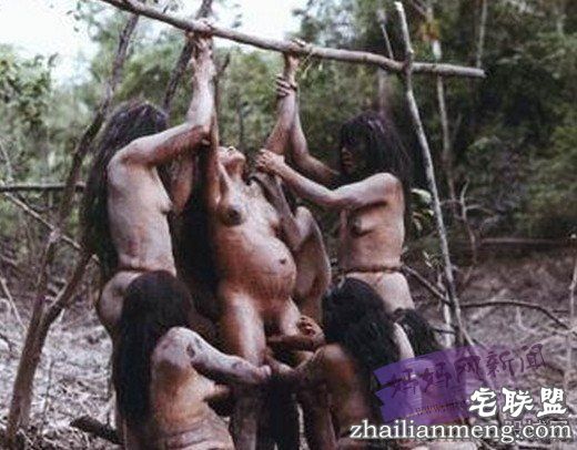 情侣旅游被食人族掳走 女子惨遭食人族轮奸蹂躏