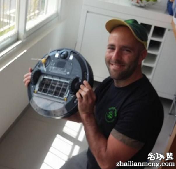 男子准备清洗自己的扫地机器人,没想到拆开一看差点被吓出心脏病