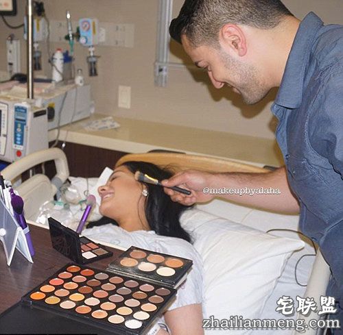 最美妈妈:美国化妆师在产房边生产边化妆