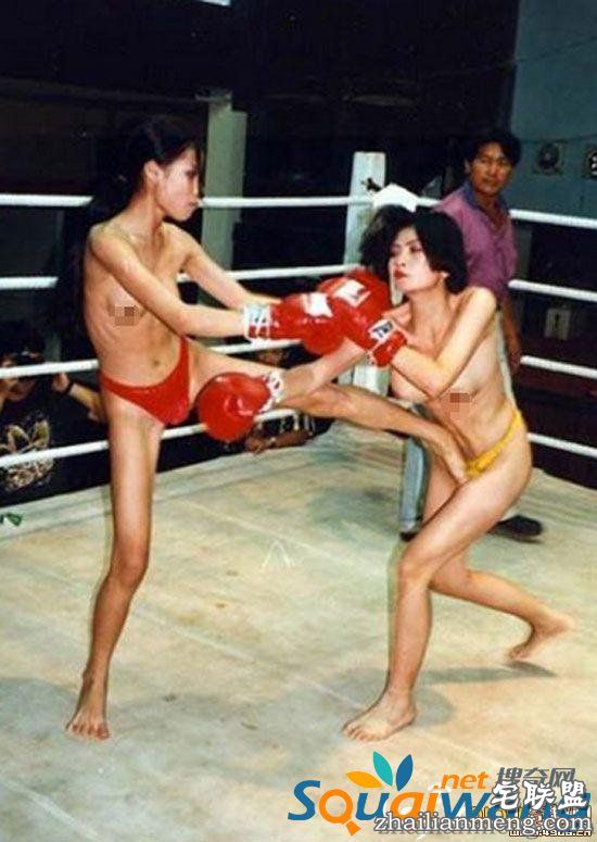 泰国地下女子裸体拳击 露出双乳仅穿内裤进行搏斗