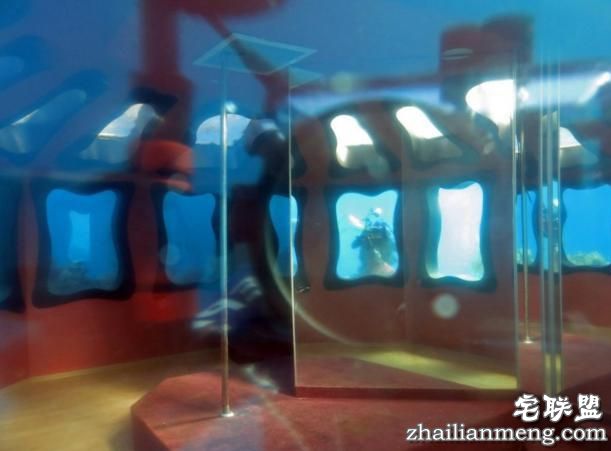 男子潜入海底发现奇怪建筑,凑近一看让他兴奋不已!