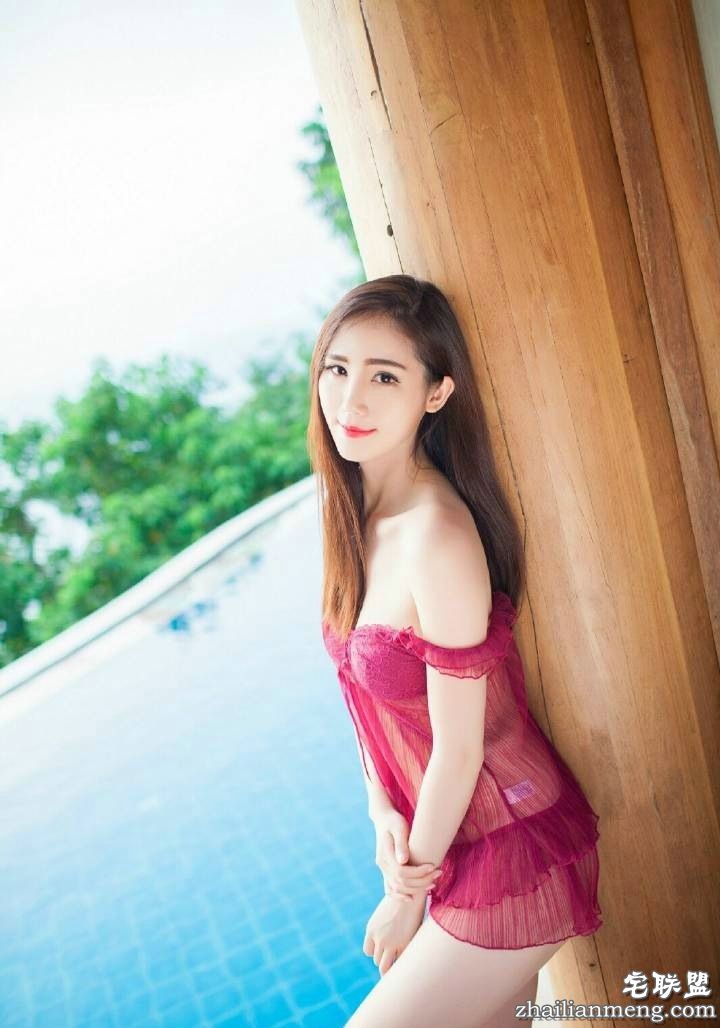 长发美女泳池边的诱人长腿巨乳性感写真6