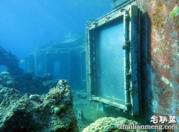 男子潜入海底发现奇怪建筑,凑近一看让他兴奋不已!