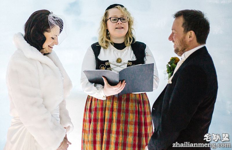 朗格冰川是欧洲第二大冰川,海拔1219米。能工巧匠在冰盖中开凿出约488米长的隧道。冰川下40米深处的教堂,便是这对新人的婚礼场所。