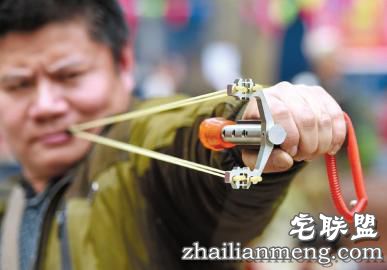 右手不太方便的杨先生使用的弹弓是特制的。