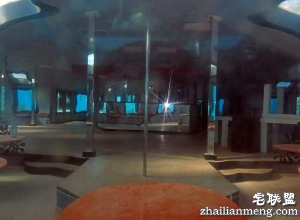 男子潜入海底发现奇怪建筑,凑近一看让他兴奋不已!