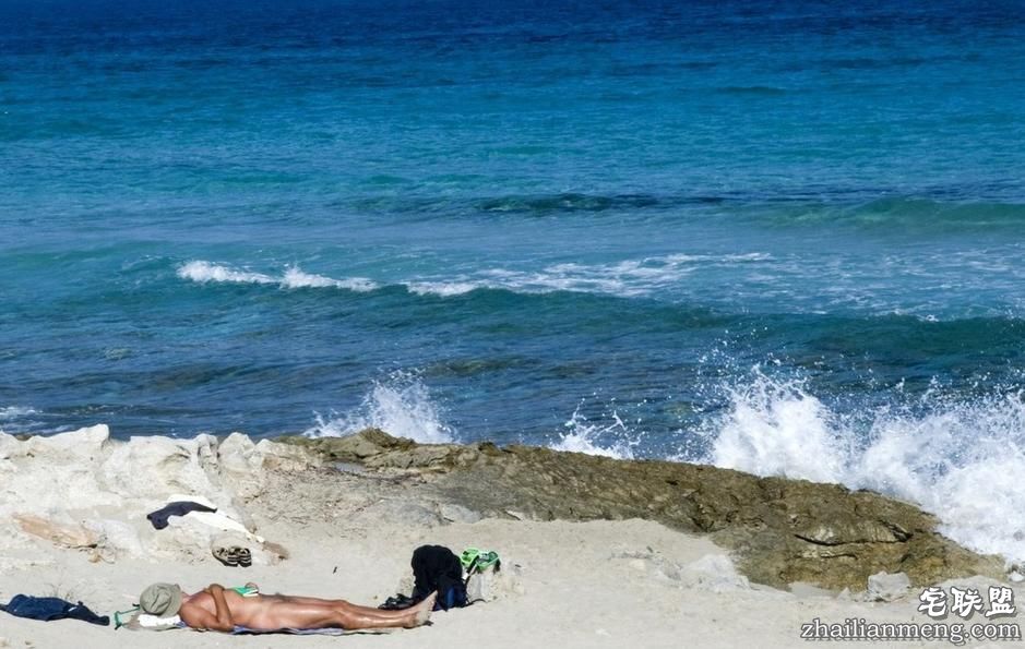 天体海滩好风流 脱精光才给你进的哦