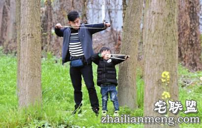 小朋友玩弹弓也有板有眼。