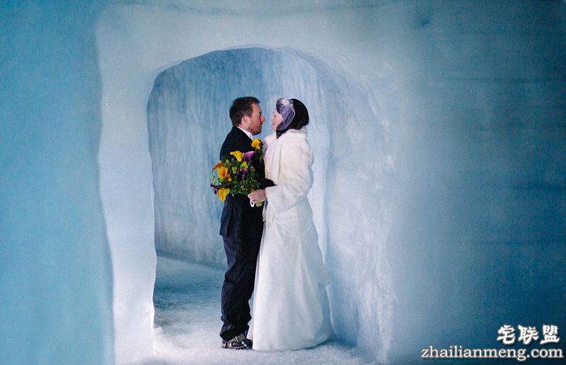 斑斓的花园,或是蔚蓝的海边,通常是浪漫婚礼的首选地点。然而,据英国《每日邮报》3月23日报道,一对英国新人别出心裁,选择在世界上最大的人造冰川洞穴里成就一段冰雪奇缘。