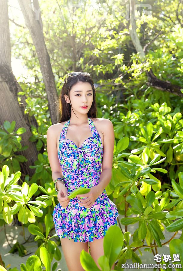 海滩上穿着阳光比基尼的<a href=/e/tags/?tagname=%E7%BE%8E%E5%A5%B3 target=_blank class=infotextkey>美女</a>们彰显出超赞自信的身材1