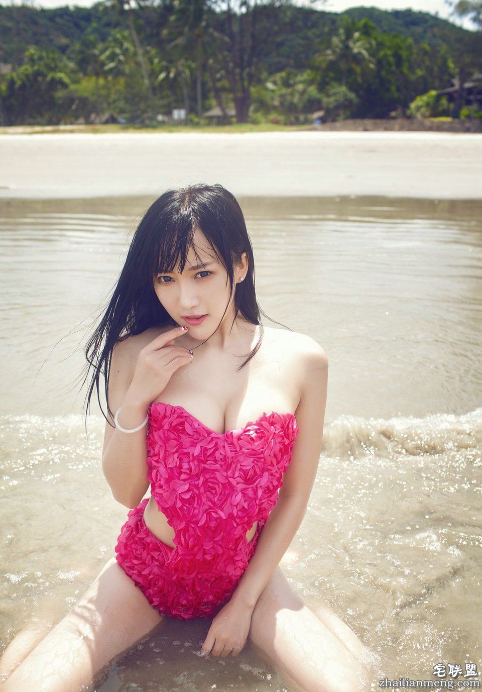 娇艳的玫瑰<a href=/e/tags/?tagname=%E7%BE%8E%E5%A5%B3 target=_blank class=infotextkey>美女</a>杨上萱沙巴海滩旅拍<a href=/e/tags/?tagname=%E5%86%99%E7%9C%9F target=_blank class=infotextkey>写真</a>1