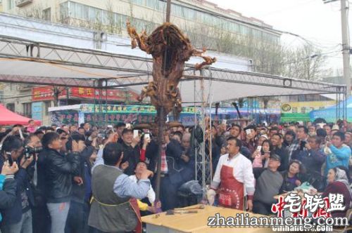 去年杏花节他的烧烤很受当地民众的欢迎,自己也收入不菲。今年杏花节他准备了30头牦牛、1000只羊和10吨鱼。