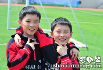 26对双胞胎同校 老师都搞晕了经常认错人