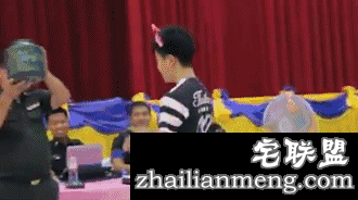 泰国征兵够奇葩，纯靠抽签，红签入伍黑签回家，小哥儿们快疯了