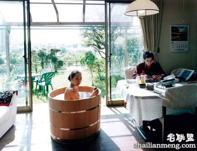 日本女摄影师进百户人家裸体沐浴自拍