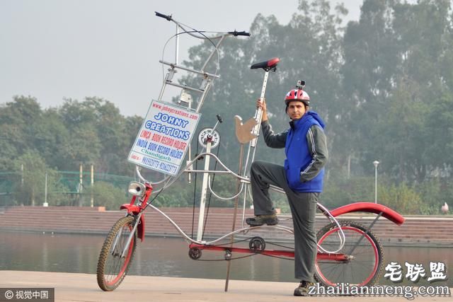 印度男子骑2.5米高自行车上路,警察挡不住他太牛掰啦