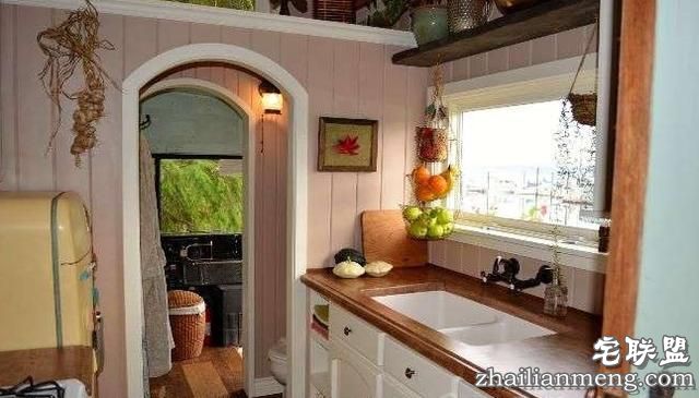 这对情侣买了一辆二手校车回来改造,最后的成果简直让人羡慕无比