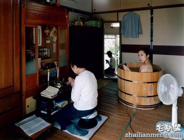 日本女摄影师进百户人家裸体沐浴自拍