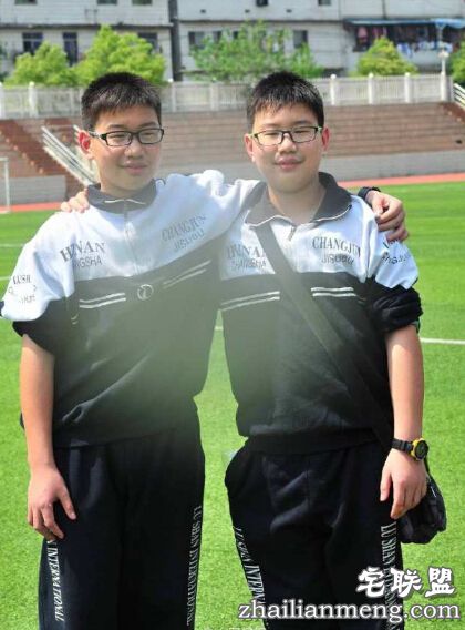 26对双胞胎同校 老师都搞晕了经常认错人