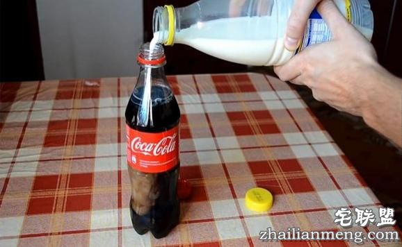 男子实验“将牛奶倒进可乐里”,下一秒的变化让我再也不敢喝可乐