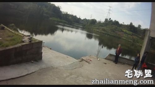 女司机开车冲进水库 竟然是因为打瞌睡