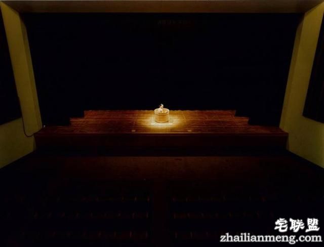 日本女摄影师进百户人家裸体沐浴自拍