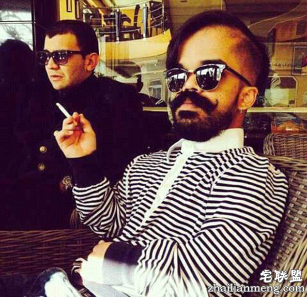 伊斯梅尔因患有先天性侏儒症,身高仅有50英寸(约1.3米),从小受尽旁人的讥笑,甚至有人称呼他为“撒哈拉侏儒”,笑他这辈子注定孤独终老。不甘平凡的伊斯梅尔坚持锻炼,经常出入健身房。随着他瘦小的身板一天天强壮起来,他的自信心也日益增长。