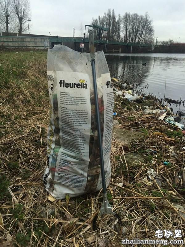 男子每天花30分钟清理河畔垃圾,结局真是让我们想不到啊!