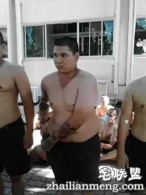 泰国征兵够奇葩，纯靠抽签，红签入伍黑签回家，小哥儿们快疯了