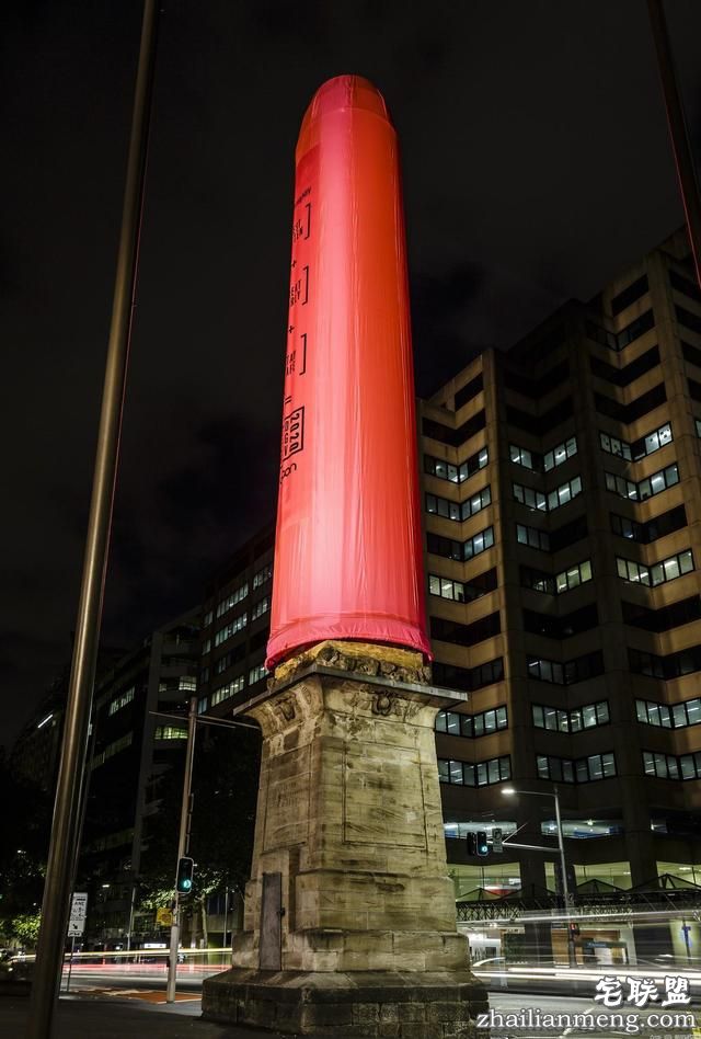 世界最大的避孕套吗?悉尼18米方尖碑戴上巨型特制避孕套