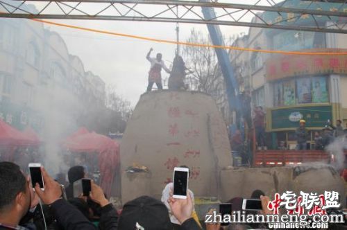 约12时许,在千人的翘首期待中牦牛徐徐出坑。