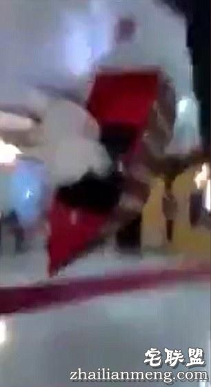 玩脱了！新人结婚坚持坐“飞船”入场，绳索断裂惨遭“沉船”