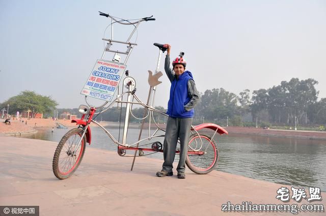 印度男子骑2.5米高自行车上路,警察挡不住他太牛掰啦