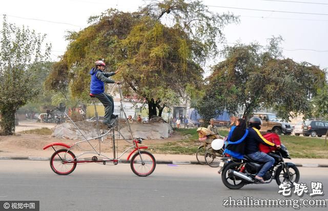 印度男子骑2.5米高自行车上路,警察挡不住他太牛掰啦