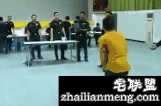 泰国征兵够奇葩，纯靠抽签，红签入伍黑签回家，小哥儿们快疯了