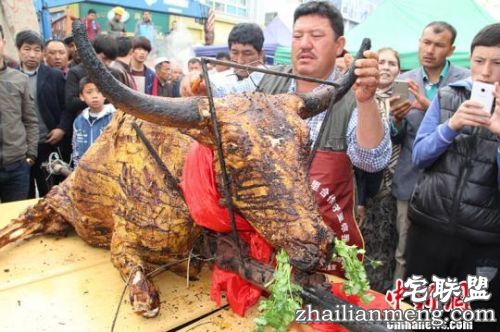 2日,新疆烧烤大师莫明·吾甫尔再次展示其烧烤绝技,在伊宁县举办的第七届新疆伊犁杏花旅游节上烤制出一头约250公斤重的牦牛,此前他烤牦牛的世界纪录是去年创下的288公斤。