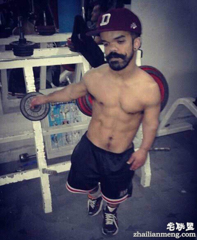 据英国《每日邮报》4月6日报道,近日,摩洛哥27岁的侏儒症患者伊斯梅尔(Ismail