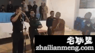 泰国征兵够奇葩，纯靠抽签，红签入伍黑签回家，小哥儿们快疯了