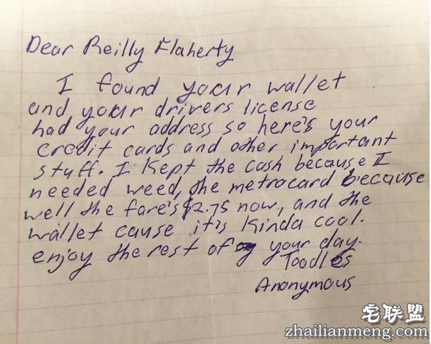 他好不容易找回遗失钱包时还超开心,结果发现裡面的神秘小纸条后就不知道该哭还是笑了...