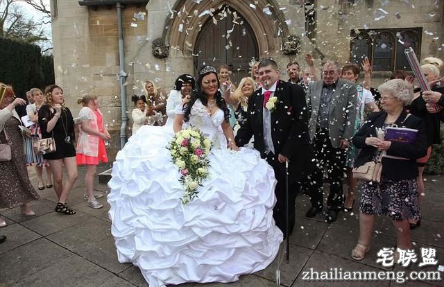 英国新娘奢华婚纱重达127斤