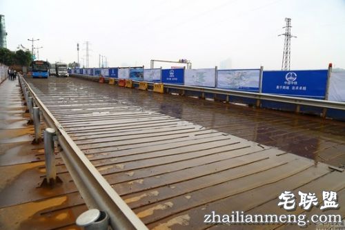 重庆九龙坡一小区外马路现史上“最牛”减速带,由208根钢筋组成