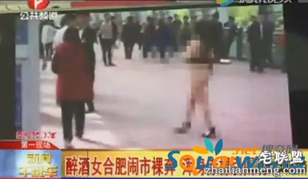 醉酒女闹市裸奔 女子浑身赤裸摸私处引围观