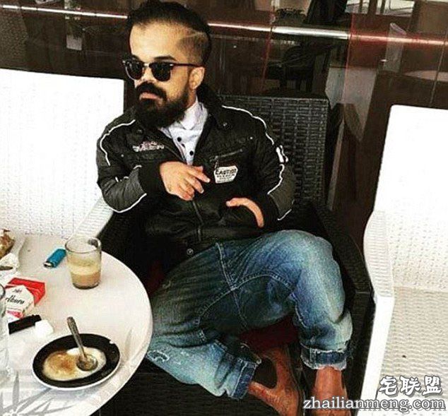 最近,伊斯梅尔将自己独具个性的照片晒到网上,不想却因此意外走红网络。照片中,伊斯梅尔留着<a href=/e/tags/?tagname=%E6%80%A7%E6%84%9F target=_blank class=infotextkey>性感</a>的络腮胡、衣着新潮、身材健硕、肌肉感十足,引无数女粉丝尖叫。